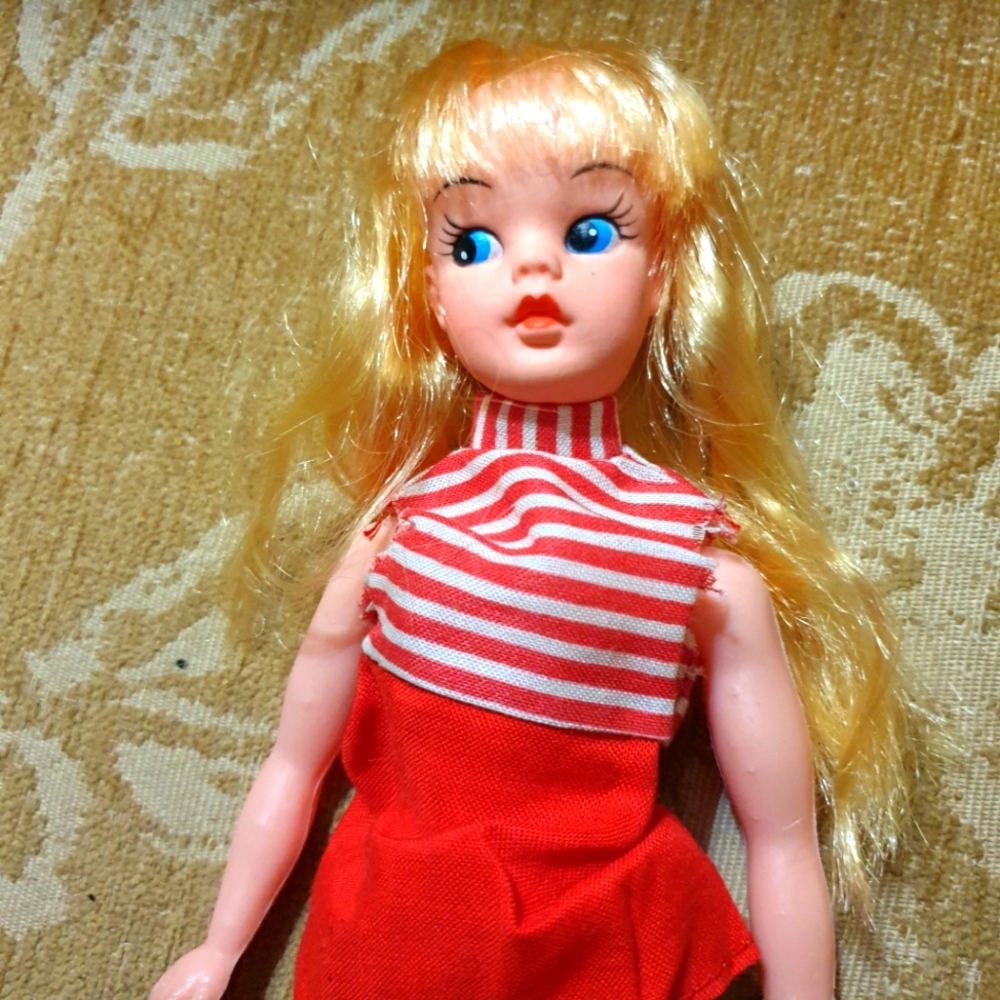 I'm selling Vintage Authentic Ceramics and Clothes. Also Modern clothes and bags